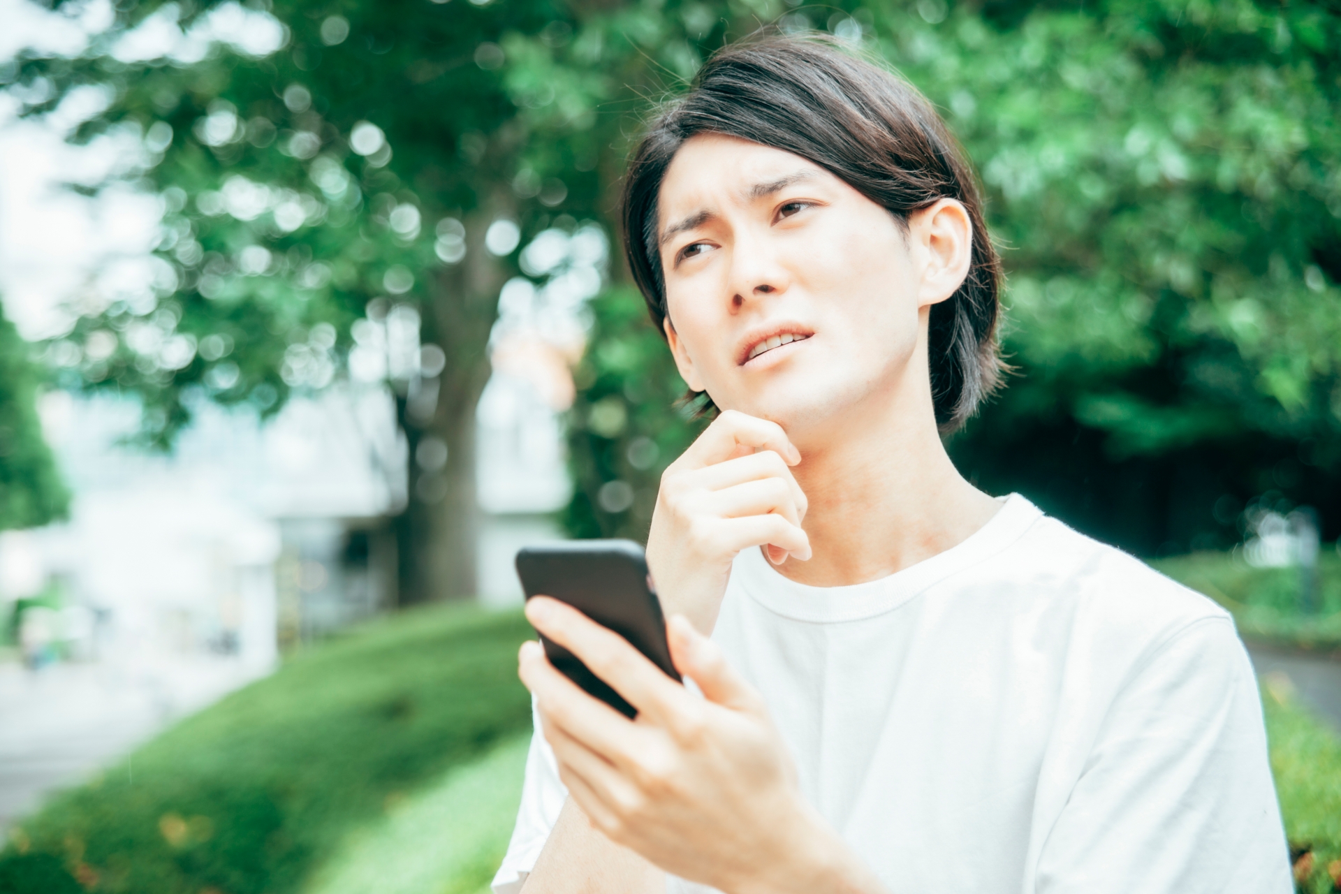 スマホを持つ不安そうな男性