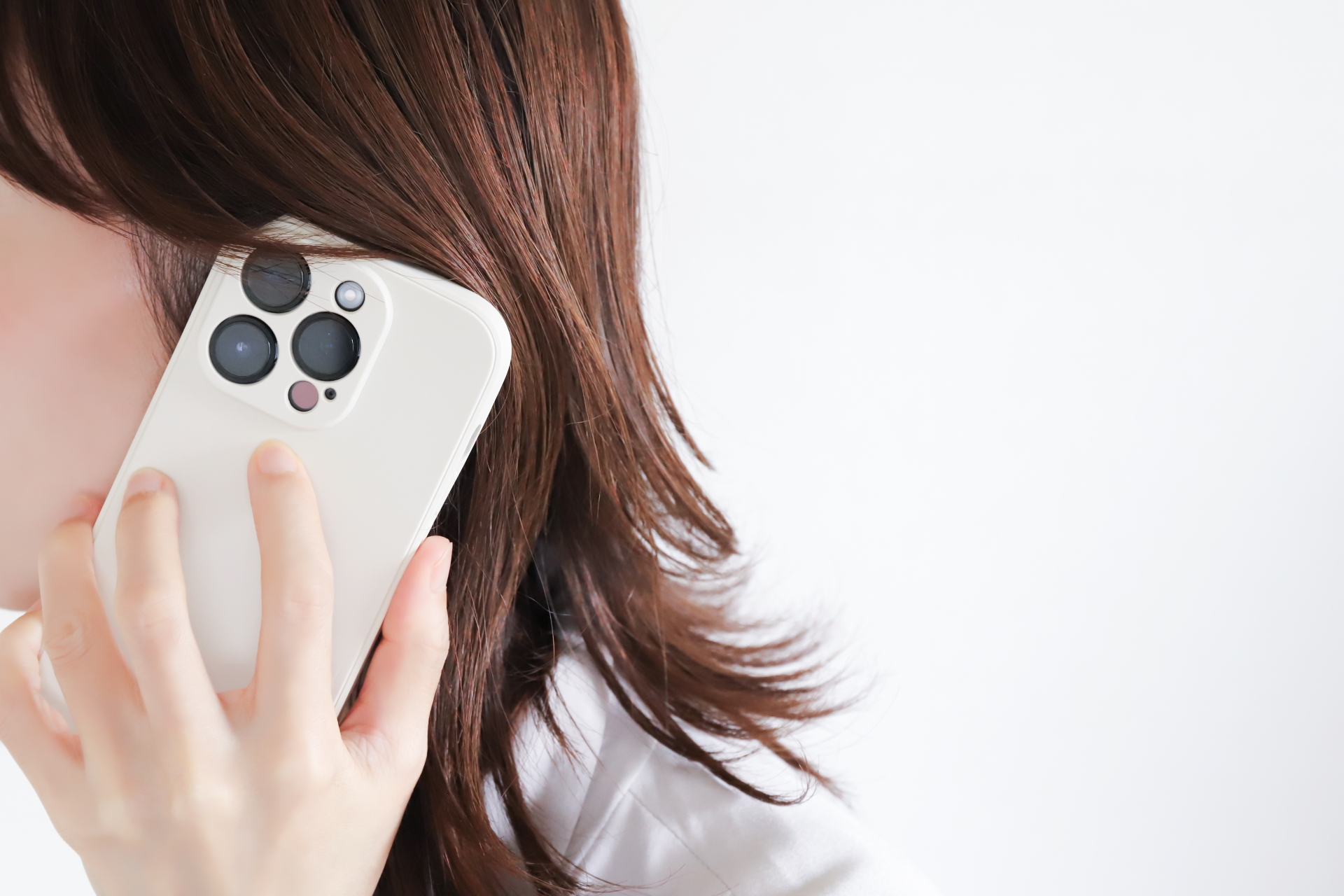スマホで電話する女性